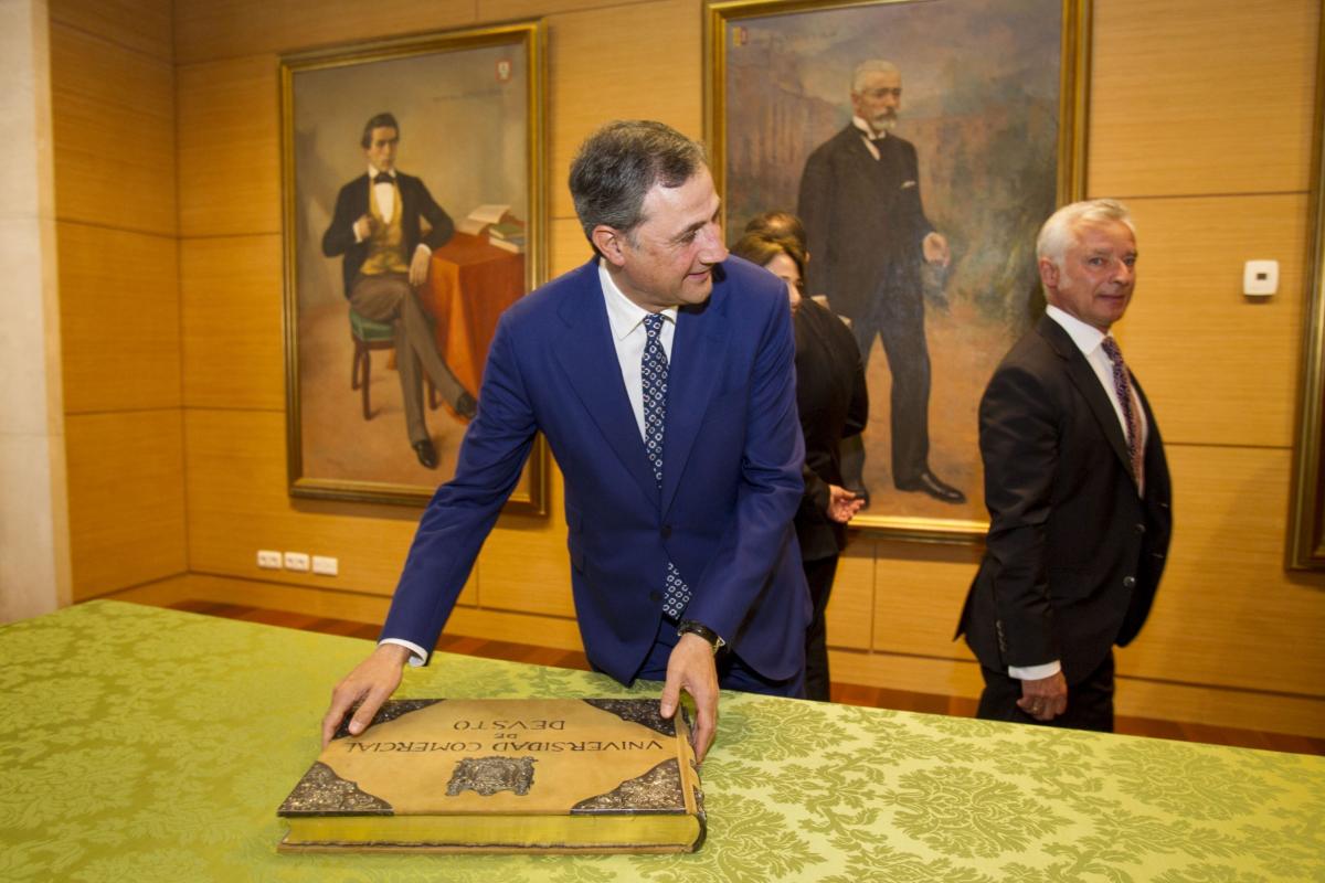 acto-de-conmemoracin-del-centenario-de-la-fundacin-vizcana-aguirre-y-de-la-comercial-deusto-business-school_27561914462_o-scaled