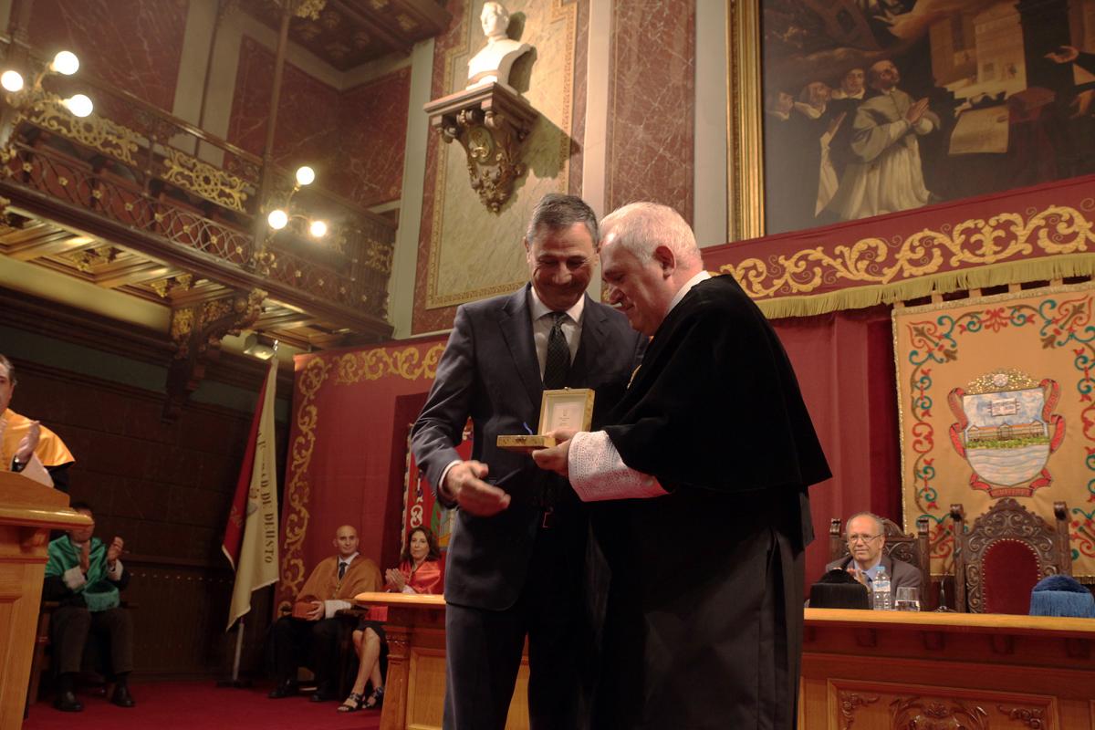 entrega-de-la-medalla-de-oro-a-la-fundacin-vizcana-aguirre_29088623803_o