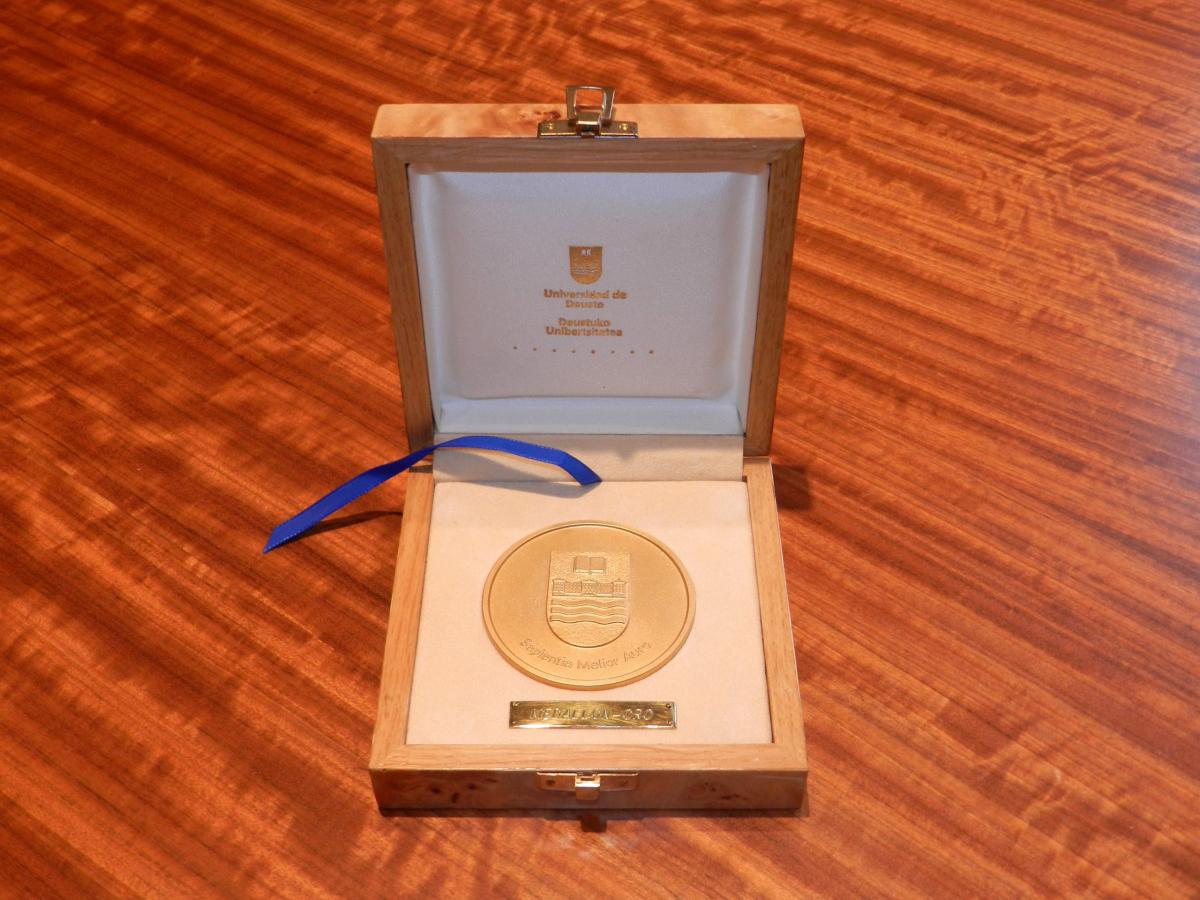 entrega-de-la-medalla-de-oro-a-la-fundacin-vizcana-aguirre_29602652962_o-scaled