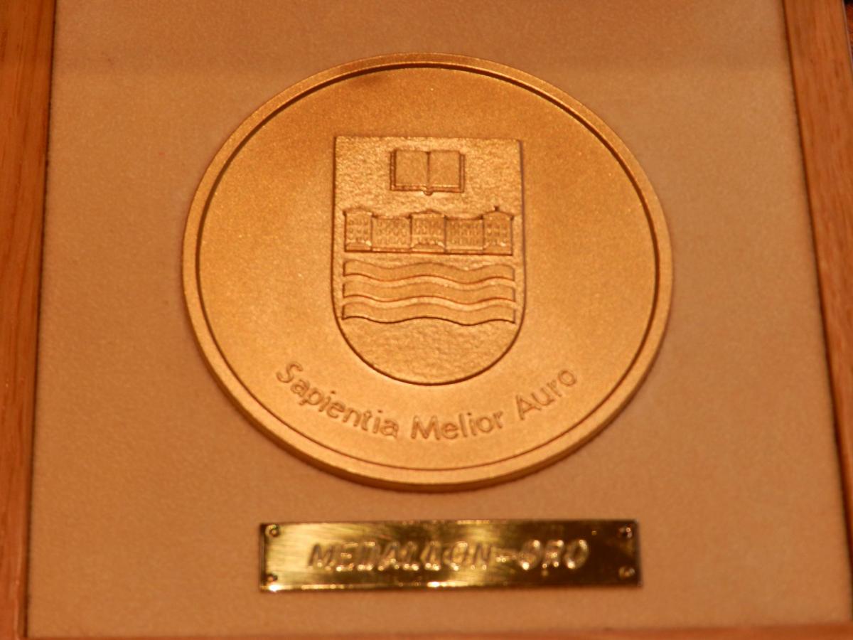 entrega-de-la-medalla-de-oro-a-la-fundacin-vizcana-aguirre_29602653872_o-scaled