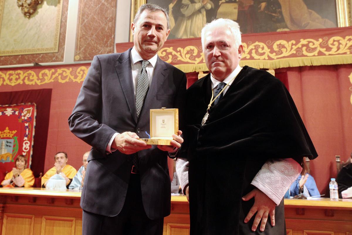 entrega-de-la-medalla-de-oro-a-la-fundacin-vizcana-aguirre_29713184695_o